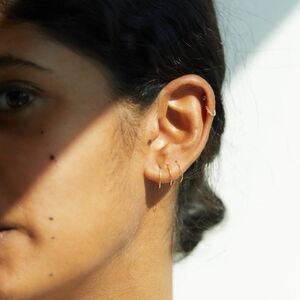 Catbird Filament Hoops 18k yellow gold